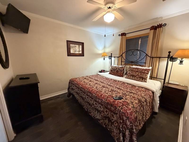 Vineyard Court Designer Suites Hotel