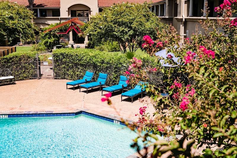 Vineyard Court Designer Suites Hotel