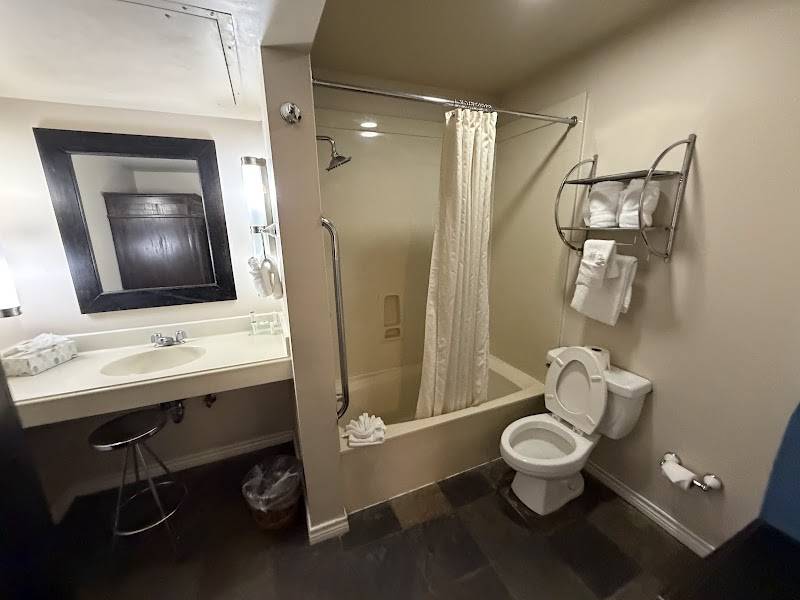 Vineyard Court Designer Suites Hotel
