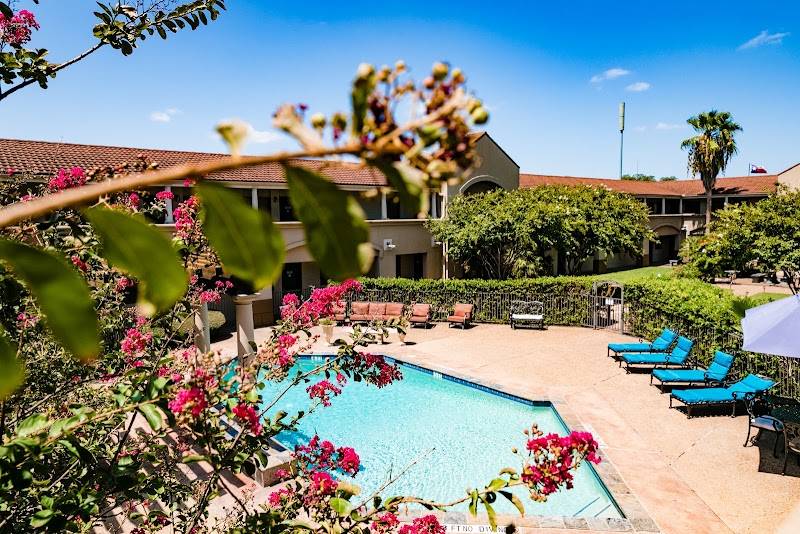 Vineyard Court Designer Suites Hotel