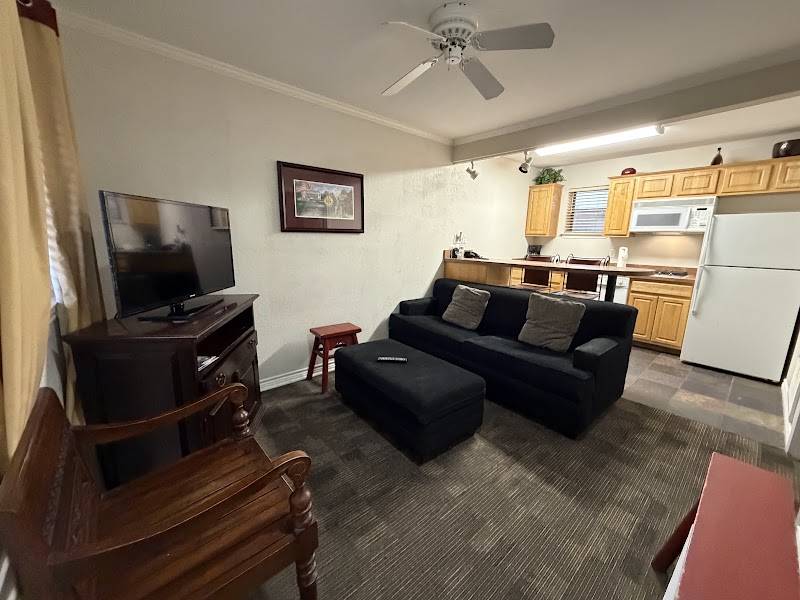 Vineyard Court Designer Suites Hotel