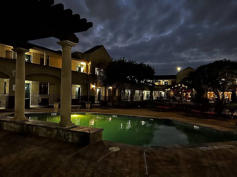 Vineyard Court Designer Suites Hotel