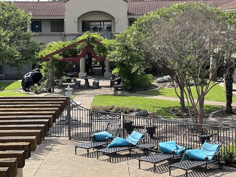 Vineyard Court Designer Suites Hotel