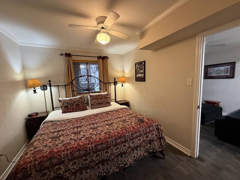 Vineyard Court Designer Suites Hotel