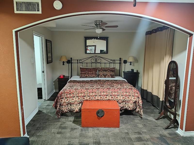 Vineyard Court Designer Suites Hotel